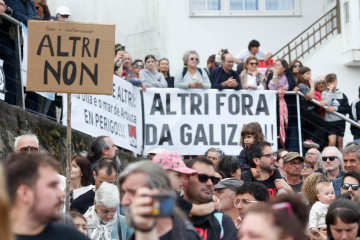 Archivo - Decenas de personas protestan durante una manifestación contra la empresa de celulosa Altri, a 26 de mayo de 2024, en Palas de Rei, Lugo, Galicia (España). El movimiento vecinal y ecologis