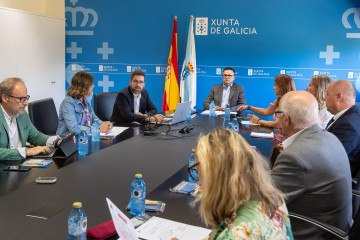 El conselleiro de Emprego, Comercio e Emigración, José González, participa en la reunión de la Mesa do Emprego Autónomo de Galicia, en Santiago