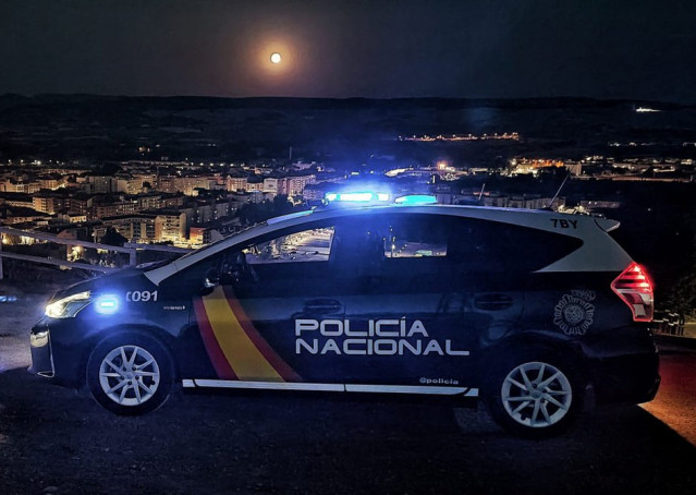 Archivo - Un coche de la Policía Nacional en León.