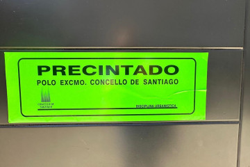 Edificio en la rúa do Espírito Santo de Santiago precintado por el Ayuntamiento por tener tres viviendas turísticas sin licencia municipal.