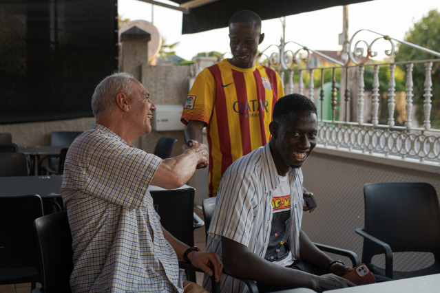 Varios migrantes hablan con el encargado del hotel, a su llegada al Hotel Baixamar de Sanxenxo, a 17 de septiembre de 2024, en Sanxenxo, Pontevedra, Galicia (España). Los jóvenes llegaron en dos autobuses procedentes de Madrid y pasarán el resto de la jor