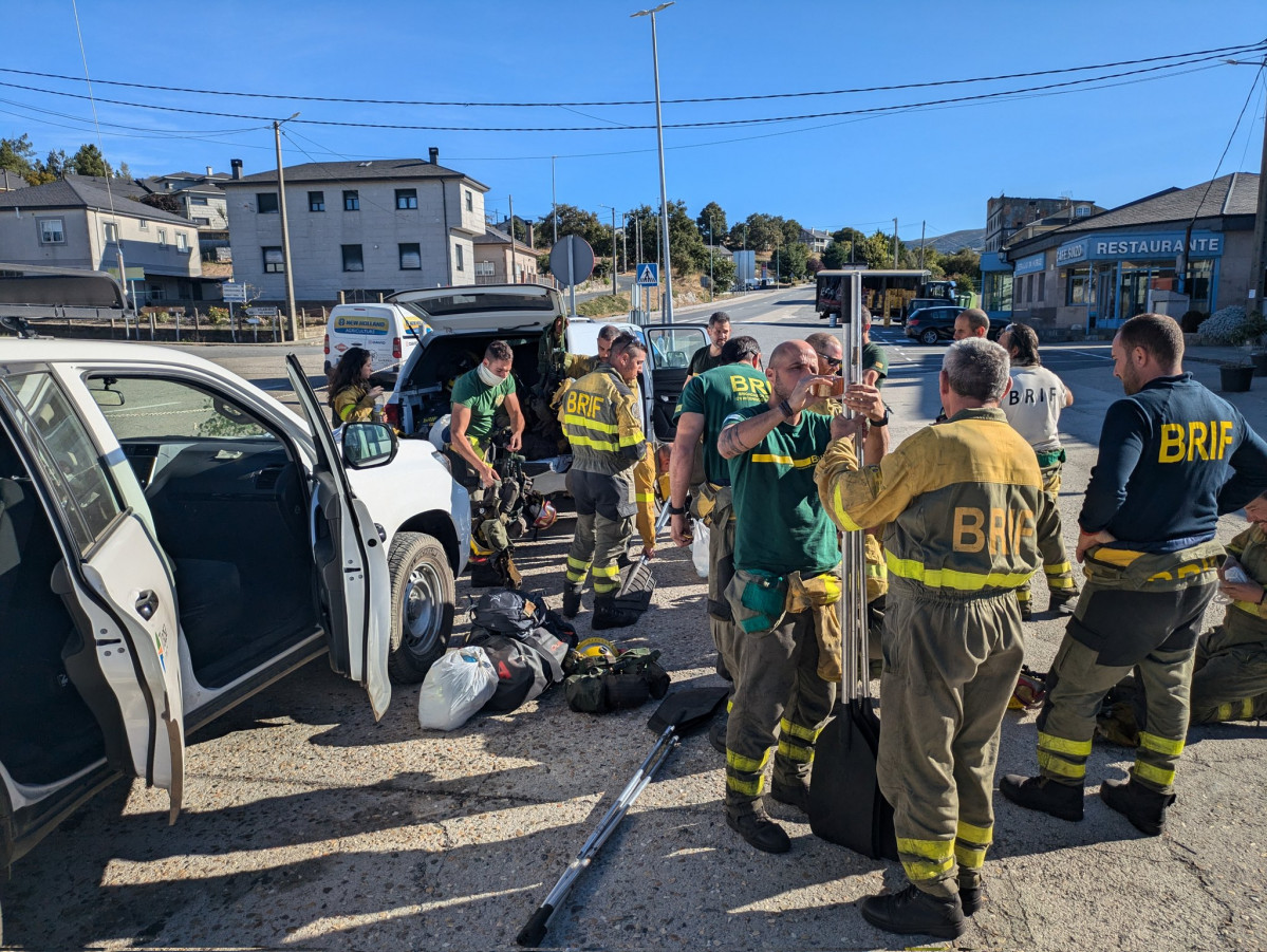 La Brif de Trabuyo preparu00e1ndose para intervenir en el incendio de Pentes A Gudiu00f1a en una foto de @AT Brif