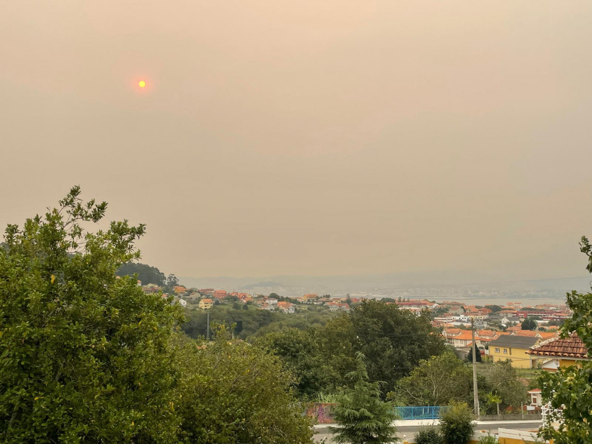 Sol rojo y cielo gris sobre la Ru00eda deVigo en una foto tomada esta mau00f1ana desde Darbo, Cangas