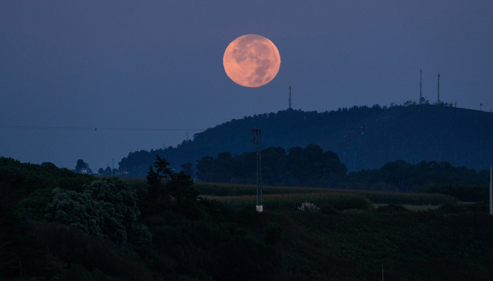 Luna llena sobre un monte gallego en la madrugada del miércoles 18 de septiembre de 2024.