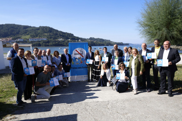 El conselleiro de Sanidade, Antonio Gómez Caamaño, entrega los premios de la red gallega de playas sin humo.