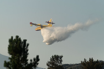 Archivo - Un avión de extinción de incendios trabaja en la extinción del incendio iniciado en Boiro, a 6 de agosto de 2022, en Boiro, A Coruña (Galicia). La Consellería do Medio Rural ha informad