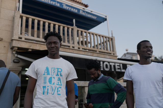 Varios migrantes a su llegada al Hotel Baixamar de Sanxenxo, a 17 de septiembre de 2024, en Sanxenxo, Pontevedra, Galicia (España). Los jóvenes llegaron en dos autobuses procedentes de Madrid y pasarán el resto de la jornada instalándose en el establecimi