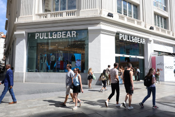 Fachada de una tienda de Pull&Bear, a 11 de septiembre de 2024, en Madrid (España). Inditex registró un beneficio neto de 2.768 millones de euros durante el primer semestre de su ejercicio fiscal 20