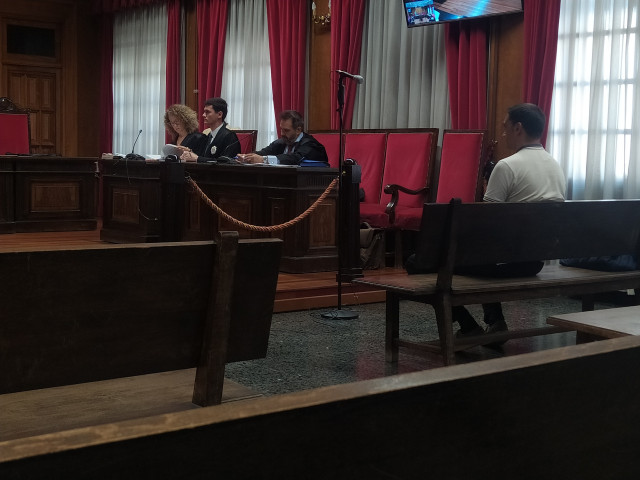 Juicio en la Audiencia Provincial de Ourense por estafa en la venta de una excavadora.