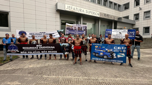 Policías nacionales, en una convocatoria de protesta en A Coruña, ante la Jefatura Superior de Policía de Galicia