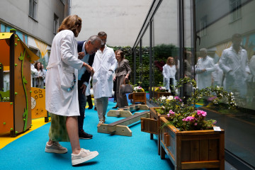 El conselleiro de Sanidade, Antonio Gómez Caamaño, visita el jardín terapéutico del Materno Infantil de A Coruña