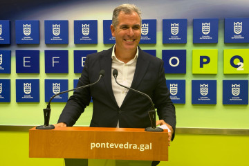 El presidente del PP local de Pontevedra, Rafa Domínguez, en rueda de prensa.