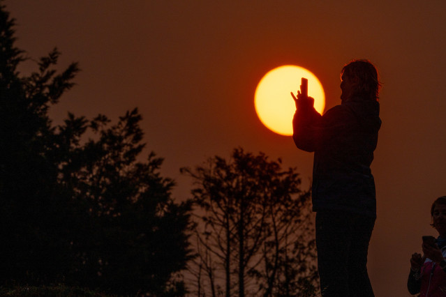 Salida del sol en el Monte do Gozo en Santiago,  teñido de rojo por el humo que llega a Galicia desde los incendios del norte de Portugal. A 19 de septiembre de 2024.