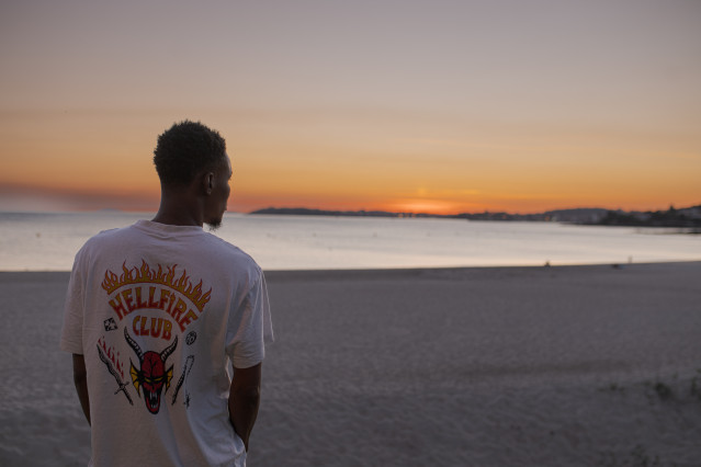 Un migrante observa la playa a su llegada al Hotel Baixamar de Sanxenxo, a 17 de septiembre de 2024, en Sanxenxo, Pontevedra