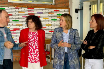 Esther Martínez Piñeiro presidente de FANPA Compostela a la derecha durante una reunión con la alcaldesa de Santiago al inicio del curso en una foto de la asociación