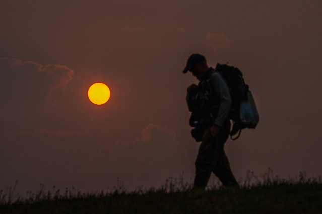 Un peregrino camina durante la salida del sol en el Monte do Gozo, a 19 de septiembre de 2024, en Santiago de Compostela, A Coruña, Galicia (España).