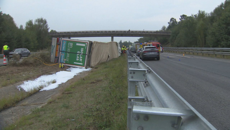 Accidente mortal en Lugo: muere un camionero al salirse de la vía y volcar en la A-6