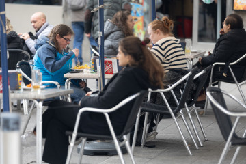 Archivo - Varias personas en la terraza de una bar, a 4 de diciembre de 2023, en Madrid (España). Royal Bliss ha impulsado un estudio que refleja que el 79% de los jóvenes madrileños encuestados pr