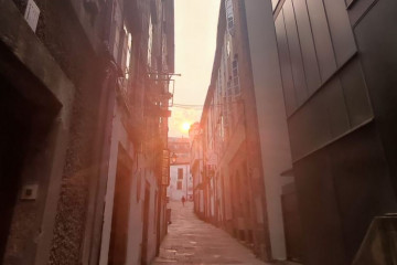 Amanecer rojo en Santiago de Compostela el jueves por la mala calidad del aire