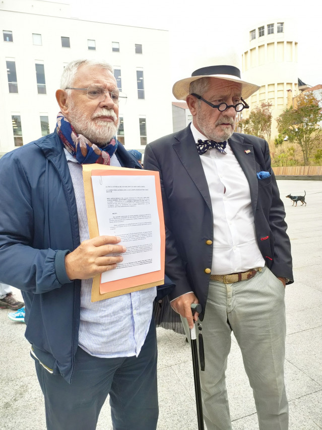 El presidente de la Asamblea Republicana de Vigo, Celso Pazos, y el abogado Antón Beiras Cal, ante la Ciudad de la Justicia de Vigo, antes de presentar ante Fiscalía una denuncia contra el Rey emérito y las Infantas por fraude fiscal y blanqueo.