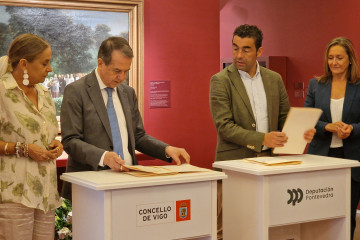 Abel Caballero y Luiz López firmando los convenios.