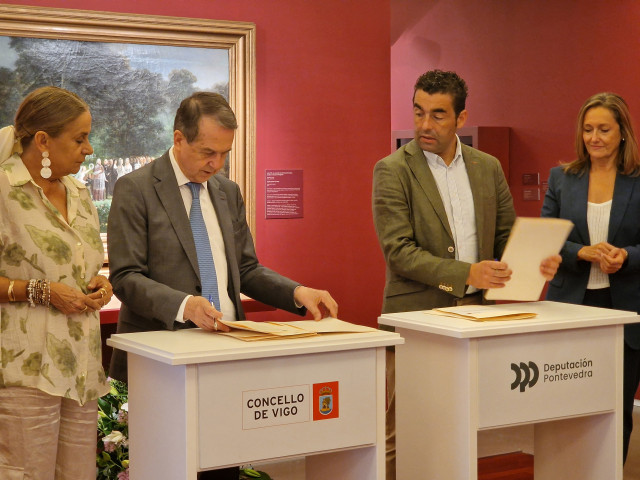 Abel Caballero y Luiz López firmando los convenios.