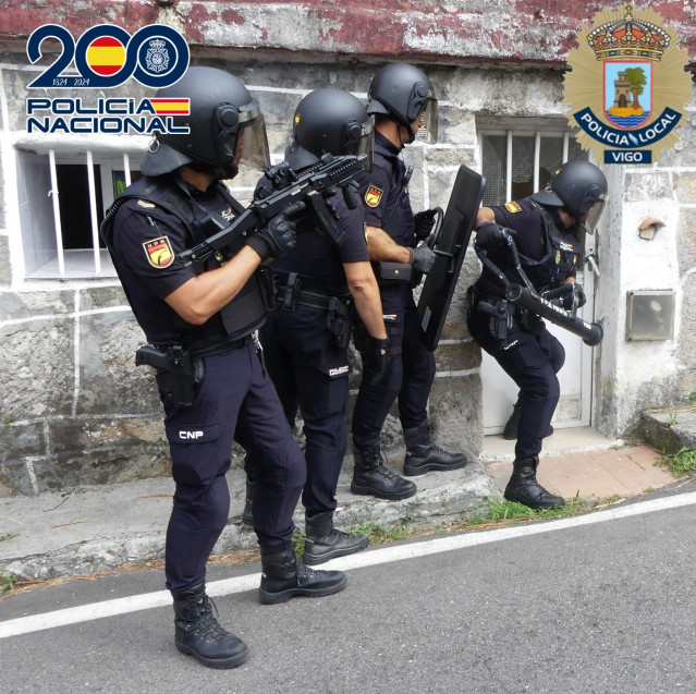 Entrada de agentes de la UDYCO de Policía Nacional en una casa okupada de Vigo, donde se desmanteló una plantación 'indoor' de marihuana.