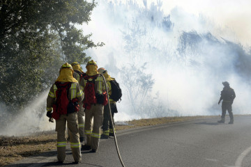 Archivo - Varios bomberos tratan de apagar el fuego durante el incendio forestal en la parroquia de Oseira, a 20 de agosto de 2024, en San Cristovo de Cea, Ourense, Galicia (España). Las llamas, que 