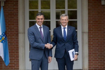 El presidente del Gobierno, Pedro Sánchez (i), recibe al presidente de la Xunta de Galicia, Alfonso Rueda (d), en el Complejo de La Moncloa, a 20 de septiembre de 2024, en Madrid (España). Sánchez 