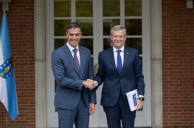 Sánchez recibe en La Moncloa al presidente de Galicia, Alfonso Rueda.