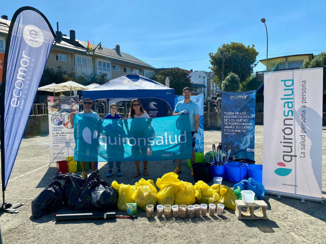 Una iniciativa del Hospital Quirónsalud A Coruña y Ecomar recoge más de 80 kilos de basura en una playa de Oleiros