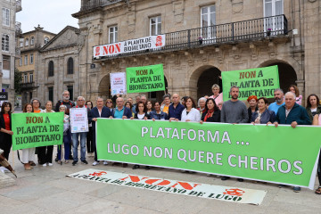 La eurodiputada del BNG, Ana Miranda, con los vecinos de Lugo en protesta por la fábrica de biogás de Coeses.