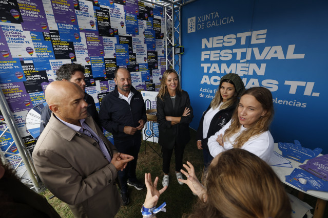 La conselleira de Política Social e Igualdade, Fabiola García, y el director de Turismo de Galicia, Xosé Merelles, visitan el 'punto lila' del Caudal Fest.