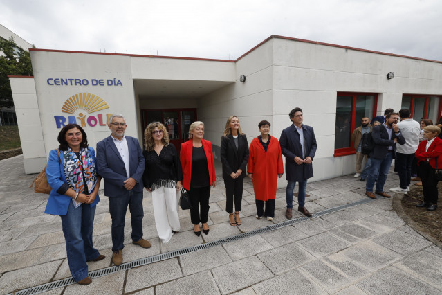 Inauguración del centro de día Raiolas en Lugo, con la asistencia de la conselleira de Política Social e Igualdade, Fabiola García, y la alcaldesa de Lugo, Paula Alvarellos, entre otros.