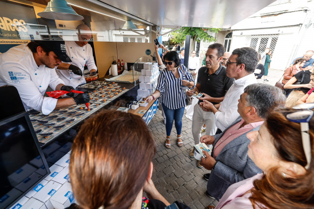 El conselleiro do Mar, Alfonso Villares, visitado este domingo la 'foodtruck' de Ribadeo.