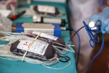 Archivo - Bolsas de sangre durante la presentación de la campaña de verano de donación de sangre, en el Hospital Malvarrosa, a 29 de junio de 2022, en Valencia, Comunidad Valenciana (España). La c