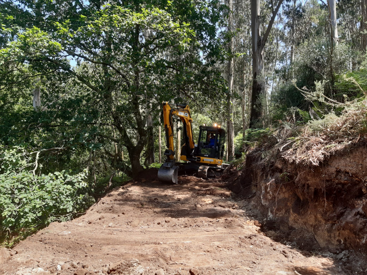 Excavadora en el Bosque de Conxo en las obras para la senda peatonal en una foto de Conxo Aberto