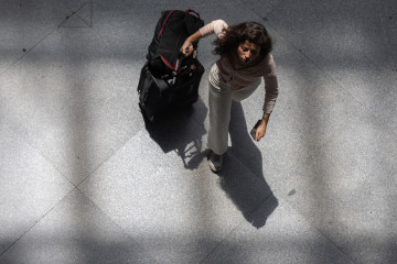 Archivo - Una mujer con maletas en la estación de trenes Puerta de Atocha-Almudena Grandes, a 12 de julio de 2024, en Madrid (España). La compañía ferroviaria española Renfe ha sacado al mercado 