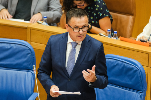 El conselleiro de Emprego, José González, en el Parlamento gallego