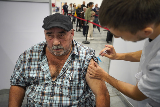 Archivo - Un hombre se vacuna el día de apertura del Instituto Feiral de Vigo (Ifevi) para la doble inmunización frente al COVID y la gripe, a 26 de octubre de 2023, en Vigo, Pontevedra, Galicia (España). Un total de 13 recintos de vacunación masiva reabr