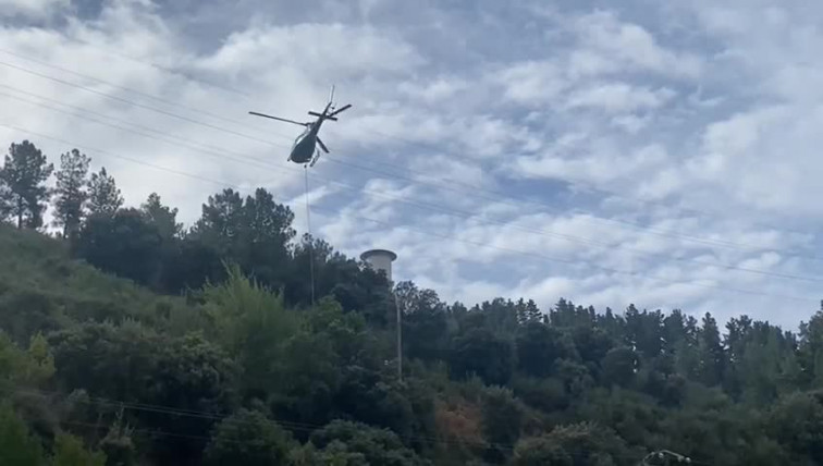 Iberdrola moderniza la líneas de Xares a Sobradelo en Ourense con ayuda de un helicóptero (vídeo)