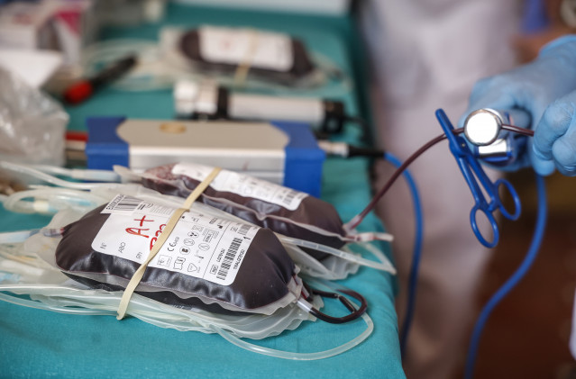 Archivo - Bolsas de sangre durante la presentación de la campaña de verano de donación de sangre, en el Hospital Malvarrosa, a 29 de junio de 2022, en Valencia, Comunidad Valenciana (España). La campaña ha sido organizada por el Centro de Transfusión de l