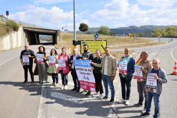 El diputado del BNG en el Congreso Nestor Rego en la A-6 en Baralla (Lugo)