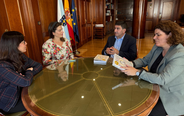 El delegado del Gobierno en Galicia, Pedro Blanco,  se reúne con la artista gráfica Bea Lema