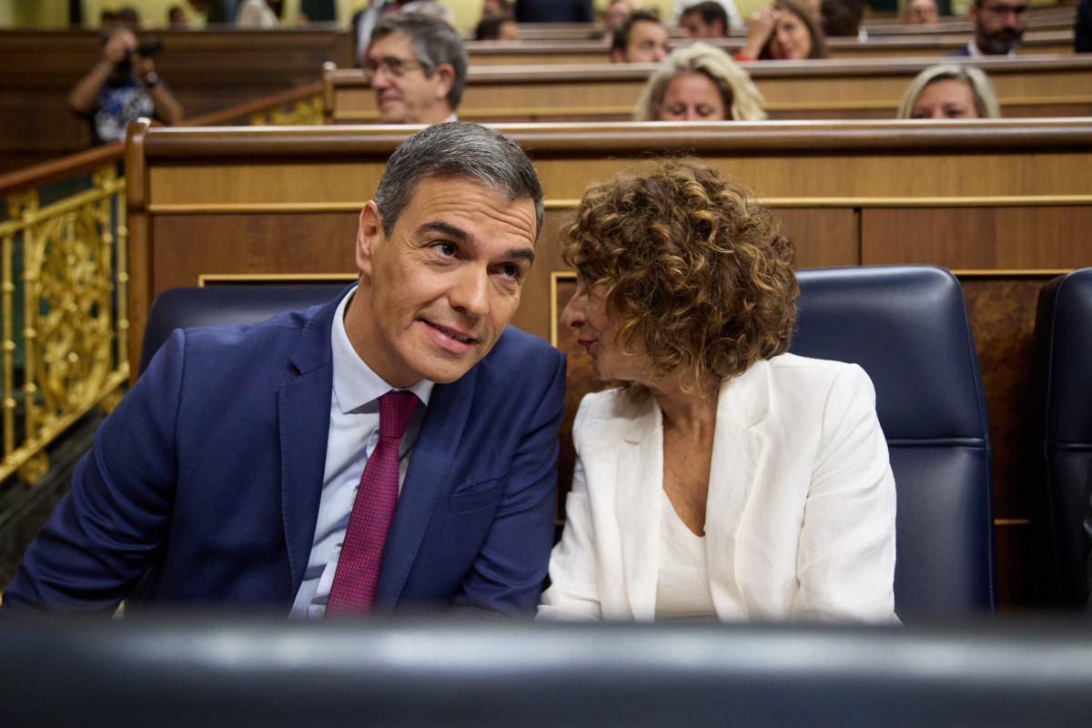 El presidente del Gobierno, Pedro Sánchez y la vicepresidenta primera y ministra de Hacienda, María Jesús Monetero, durante una sesión de control al Gobierno, en el Congreso de los Diputados, a 18