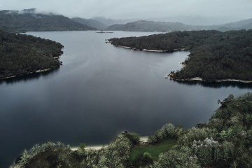 Archivo - Vista aérea del embalse de Prada desde la zona Candeda, a 17 de abril de 2023, en Ourense, Galicia (España). La comunidad con menos agua actualmente es Murcia con tan sólo un 27,03% de ag