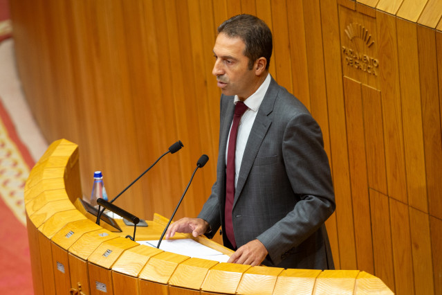 El conselleiro do Mar, Alfonso Villares, comparece en el pleno del Parlamento de Galicia