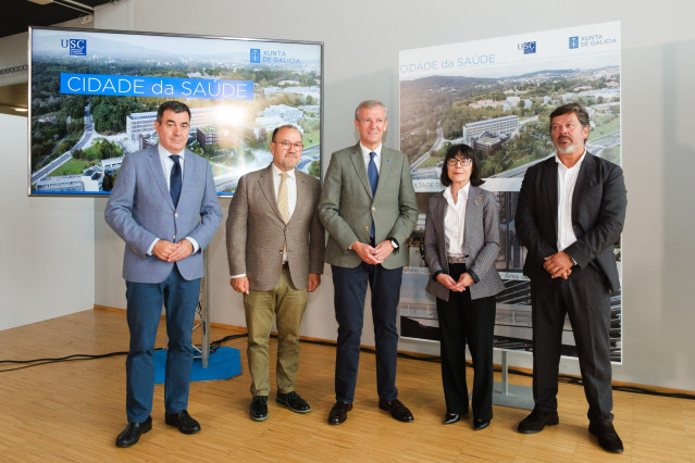 Román Rodríguez, Antonio López, Alfonso Rueda y Reyes Laguna en la presentación de la nueva Facultad de Farmacia de la Universidade de Santiago de Compostela.