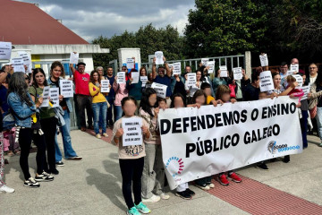 Concentración frente al colegio de Pedrouzos el lunes en una foto de Anpa Andaravía