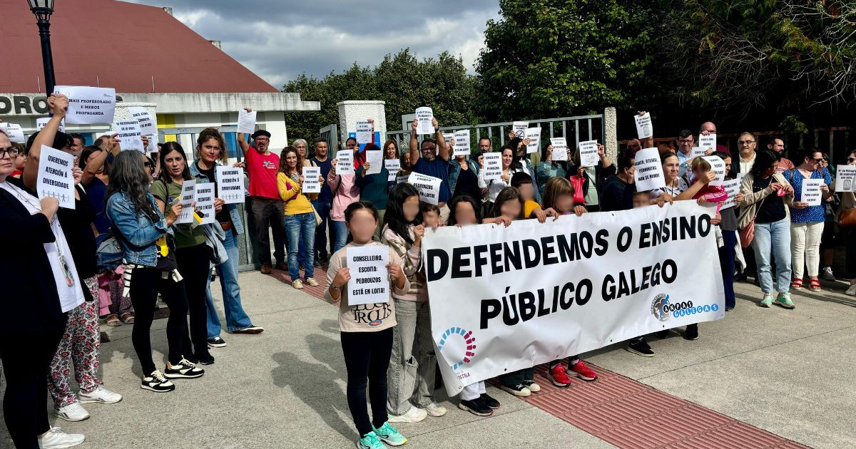 Concentraciu00f3n frente al colegio de Pedrouzos el lunes en una foto de Anpa Andaravu00eda